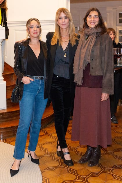 Silvina Bidabehere, directora creativa y parte de la organización del evento, junto a Xime Fontán Balestra y Mariana Kratochwil.