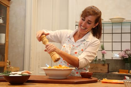 Silvina brinda talleres donde cocina recetas libres de gluten.