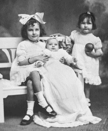 Silvina con sus hermanas Laura y Marta, ella es la de la derecha
