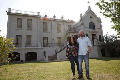 Silvina De Prado y su esposo, Demian Gasco, dueños de la hostería Senador Dupont, en el arroyo Gallo Fiambre. Detrás esta el convento San Francisco, ellos también organizan las visitas a ese lugar