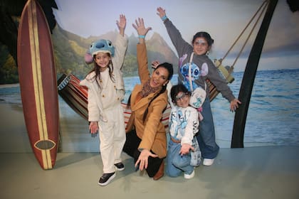 Silvina Escudero demostró ser una gran compañía para los niños: se divirtió posando para los fotógrafos