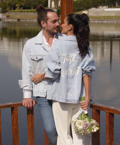 Silvina Escudero mandó a hacer una campera de jean especial para su casamiento