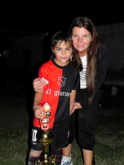 Silvina junto a su hijo, Valentino Acuña, en los primeros pasos del volante en Newell’s Old Boys; hoy vibrarán con la definición por el trofeo máximo para los juveniles.