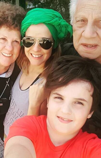 Silvina junto a sus padres, Anny y Víctor, y su hijo Pedro de 12 años