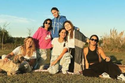 Silvina Luna junto a Victoria Rodríguez y otras amigas