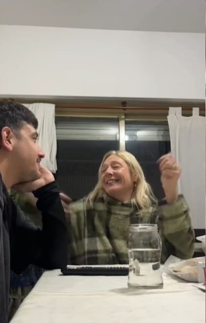 Silvina, mamá de Nicolás, abrazó a su hijo tras enterarse que pasó de ronda en La Voz Argentina