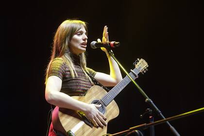 Silvina Moreno cantó en la apertura del evento, en el Movistar Arena.