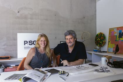 Silvina Parentella y Joaquín Sánchez Gómez en el estudio que armaron en el área de acceso a la casa.