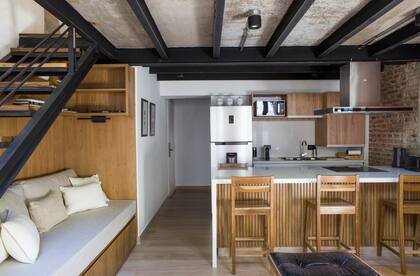 Silvina Piredda compró este departamento para hacer un alquiler temporario. Las paredes altas y el entrepiso fueron factores que la convencieron. Como no había espacio suficiente para un comedor, reemplazó la mesada original por una barra de Purastone.