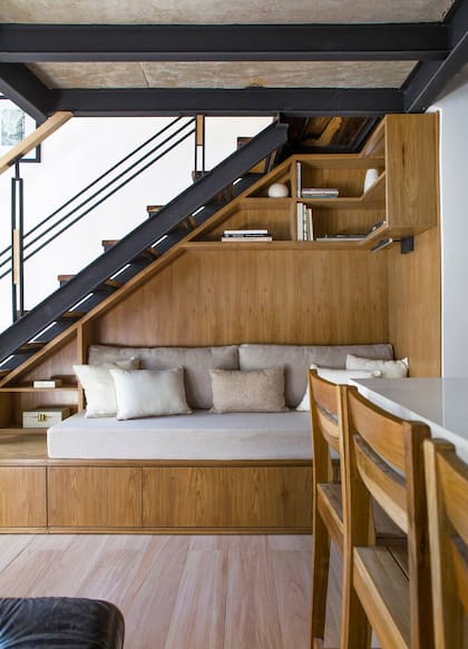 Silvina Piredda diseñó un sillón a medida que funciona como tercera cama en caso de necesidad. El mismo rincón se aprovechó como espacio de guardado y estantería.