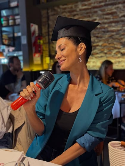 Silvina posó con orgullo tras completar la carrera de Locución (Foto: Instagram @escuderosilvina)