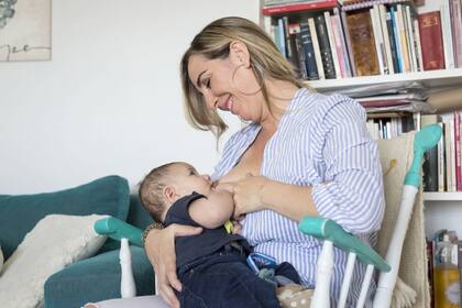 Silvina Steinbaum junto a su hijo Joaquin de cuatro meses, al que pudo tener gracias a un proceso de embriodonación.