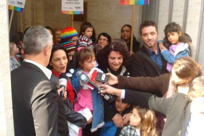 Silvina y Andrea junto a sus hijos, con nuevas partidas de nacimiento