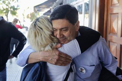 Silvino Báez recibe muestras de cariño de las personas que se cruza en la ciudad de Dolores