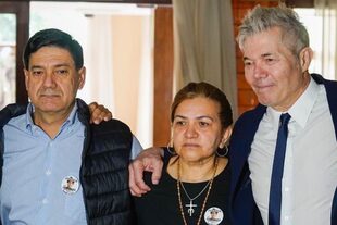 Silvino Báez y Graciela Sosa, padres de Fernando Báez Sosa, junto a su abogado Fernando Burlando
