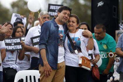 Silvino Báez y Graciela Sosa sostienen el reclamo de justicia por el asesinato de su hijo, Fernando