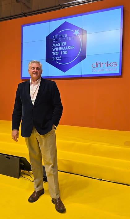 Silvio Alberto, en el escenario de la ceremonia de premiación