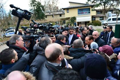 Silvio Berlusconi, asediado por la prensa hoy en Milán, al anunciar su regreso a la política