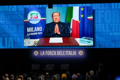 Silvio Berlusconi envía un mensaje durante la convención de su partido Forza Italia en Milán, el sábado 6 de mayo de 2023