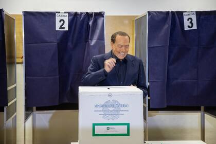 Silvio Berlusconi, ex primer ministro de Italia y líder del partido Forza Italia, deposita su voto durante las elecciones regionales de 2023 en Lombardía. 