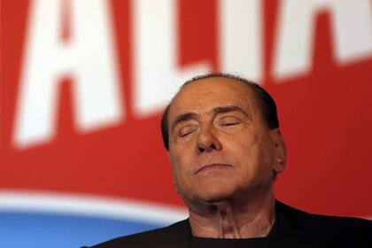 Silvio Berlusconi fue expulsado del Senado italiano; su novia quiere reunirse con el Papa para contarle la tragedia del ex premier