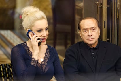 Silvio Berlusconi junto a Marta Fascina, en Milán