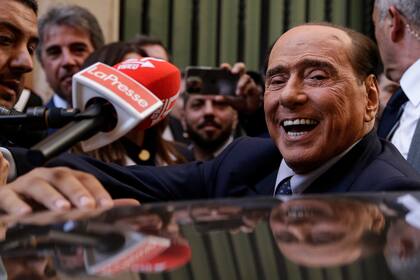 Silvio Berlusconi, rodeado de reporteros a su salida de una reunión para decidir quienes serán los líderes de los grupos del Parlamento, en Roma, 18 de octubre de 2022. (Cecilia Fabiano/LaPresse vía AP)
