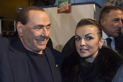 Silvio Berlusconi y Francesca Pascale, el miércoles, luego de que él fuera expulsado del Senado