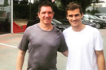 Silvio Carrario junto a Antoine Griezmann tras una práctica del Atlético