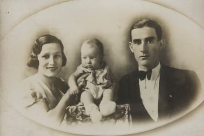 Silvio, de bebé, en un posado con sus padres, Augusto y Tita Soldán.
