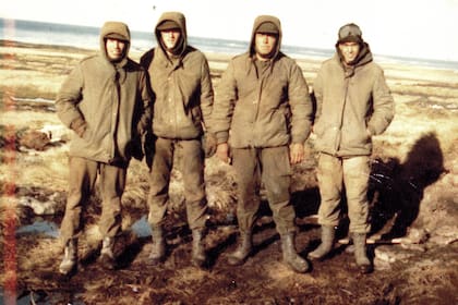 Silvio Katz (segundo desde la izquierda) en Eliza Cove, Malvinas, junto a sus compañeros del Regimiento de Infantería Mecanizado 3