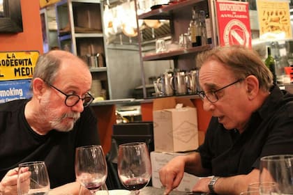 Silvio Rodríguez y Lucio Alfiz (fallecido en 2021), productor responsable de tantas visitas del cantautor a la Argentina