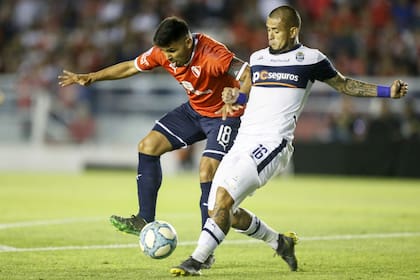 Silvio Romero disputa la pelota con Víctor Ayala