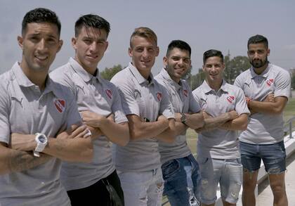 Gonzalo Verón (primero desde la izquierda) posa junto a otras llegadas de Independiente a principios de 2018, como Fernando Gaibor, Braian Romero, Silvio Romero, Jonathan Menéndez y Emanuel Brítez