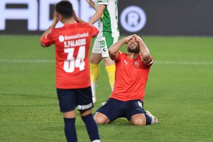 Silvio Romero lamenta una chance clara perdida ante Defensa