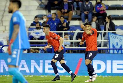 Silvio Romero logró dos goles en Liniers y parecía que Independiente se llevaría el triunfo y acabaría con la serie invicta de Vélez.