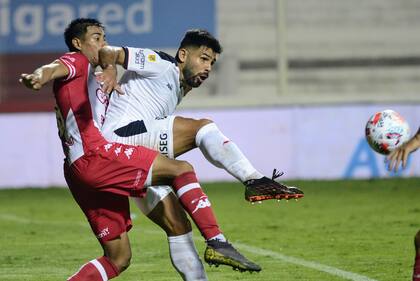 Silvio Romero lucha, como durante toda la noche, con la marca de un jugador de Unión. Independiente se trajo un punto de Santa Fe tras un partido sin fútbol ni ideas.