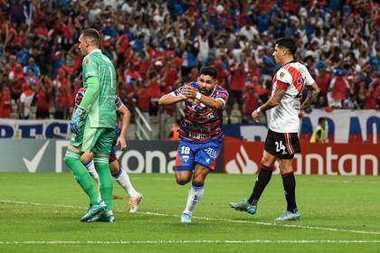 Silvio Romero y el gol de Fortaleza, una de las pocas que no pudo atajar Armani en Brasil