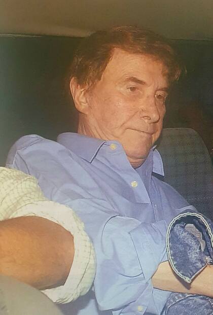 Silvio Soldán, esposado, dentro del patrullero