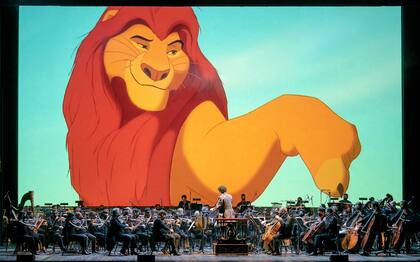 Simba le guiña el ojo al maestro Thiago, con su orquesta en el escenario del Teatro Colón