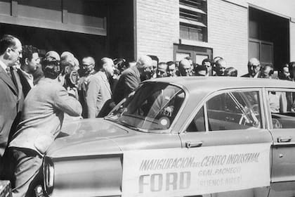 Símbolo. Un prototipo del Ford Falcon 1962 se exhibe en la
inauguración de la planta en Pacheco el 21 de septiembre de 1961