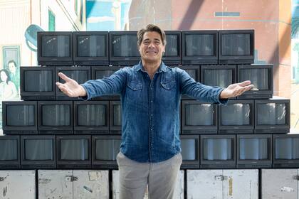 Simbología. Guillermo Andino escoltado por monitores, una buena definición de su afición por las televisión