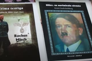Piden enjuiciar a un hombre que hizo una esvástica con azulejos en el frente de su casa