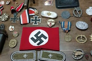 Buscaban pistas de una banda narco y secuestraron medallas, monedas y un casco con insignias nazis