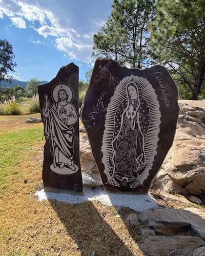 Simbología religiosa en el exterior de la casa
