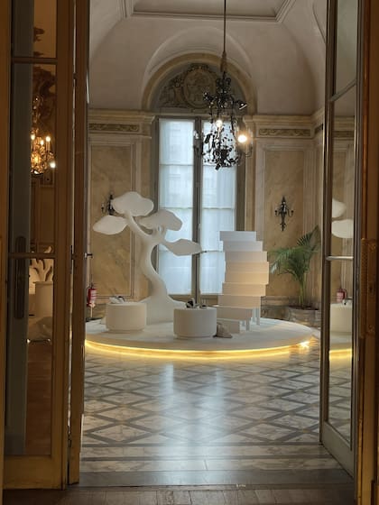 Símbolos alquímicos, signos del zodíaco y planetarios, los cuatro elementos, y palabras y frases del filósofo Byung-Chul Han activan distintas capas de lectura