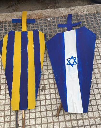 Símbolos antisemitas: los ataúdes con los colores de las banderas de Atlanta e Israel que los hinchas de All Boys portaron en el ingreso del estadio Malvinas Argentinas, en Floresta