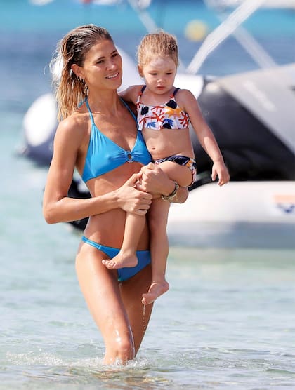 Francesca, quien dejó de ser la pequeña de la casa el pasado mes de febrero tras la llegada de su hermana Valentina (derecha, arriba: en brazos de su mamá) se convirtió en la gran protagonista de esta jornada junto al mar en Beso Beach.