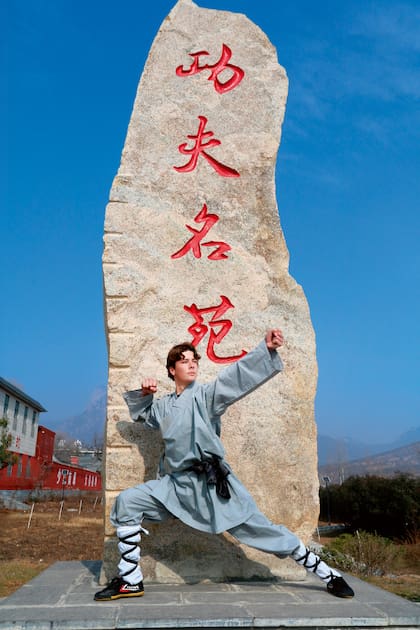 Simeón con el traje “yi-fu” de kung-fu en la escuela del monte Song, en China, donde estuvo viviendo desde noviembre pasado hasta principios de enero