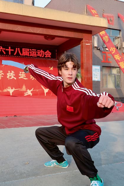 Simeón en una pose de combate, con el jiàn, una espada que aprendió a dominar, junto con otras armas especiales de kung-fu